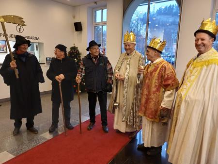 Ravenski koledniki prepevali kolednice v Mestni hiši